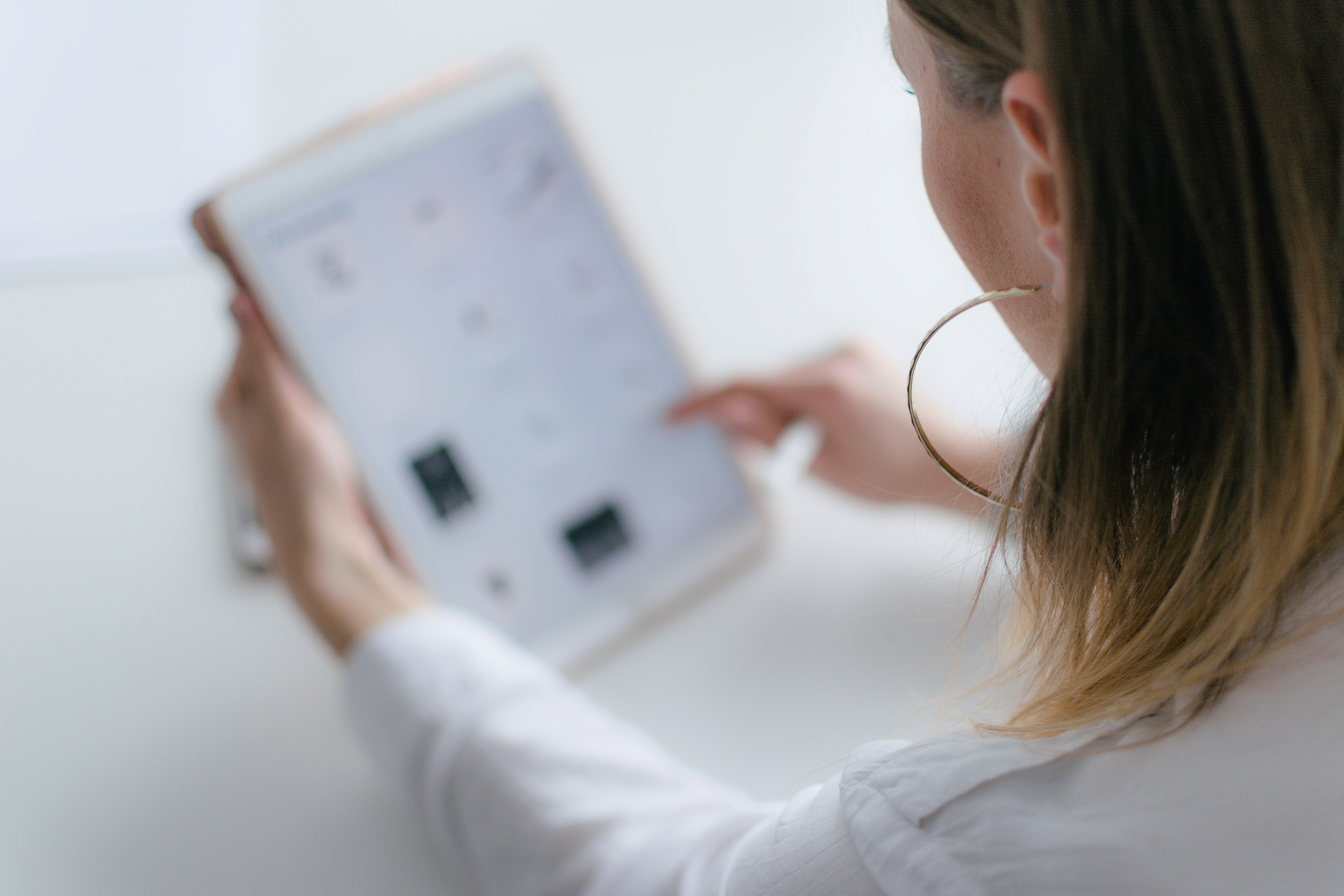 female on a website on her iPad