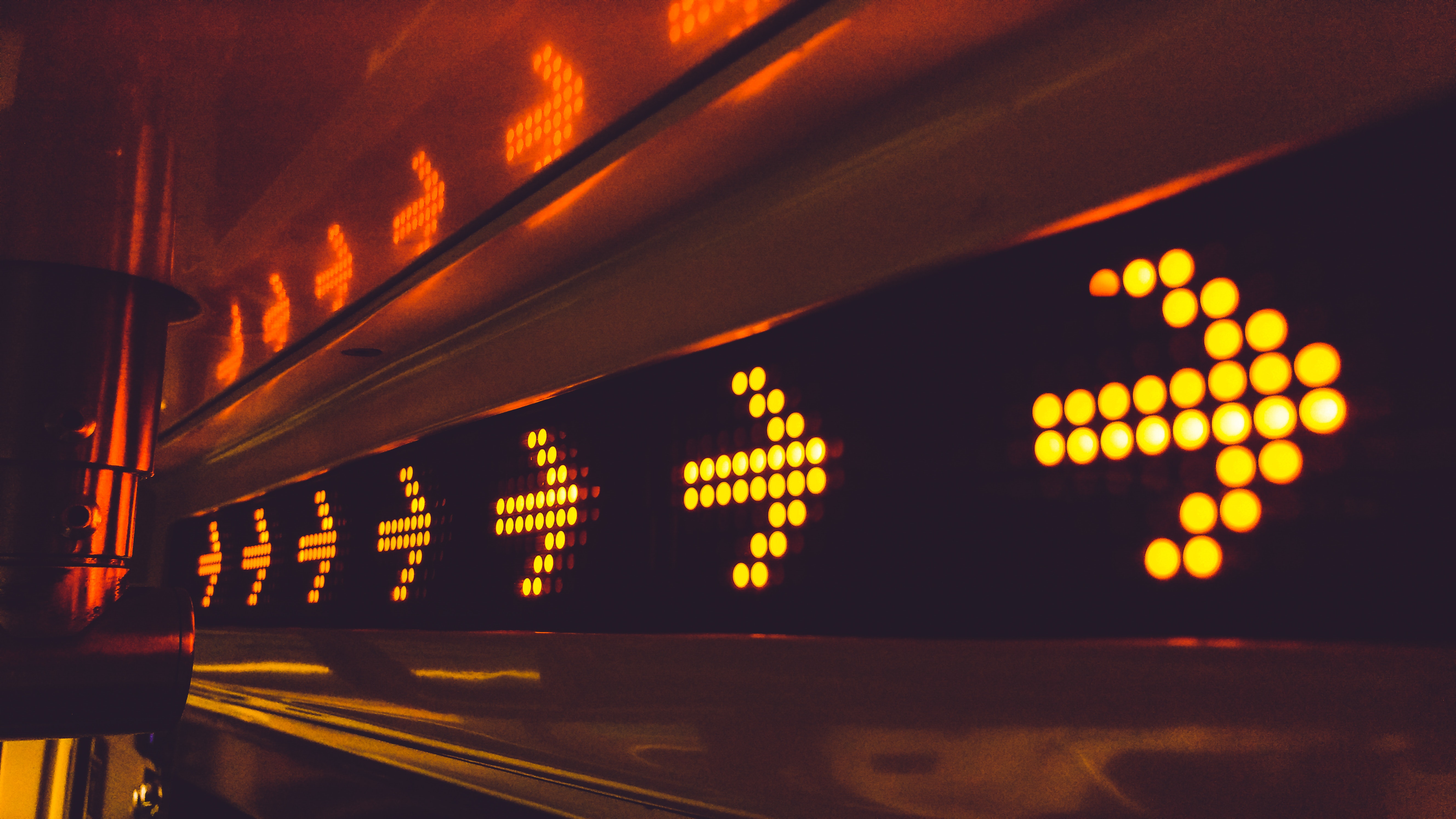 arrows in yellow light pointing right